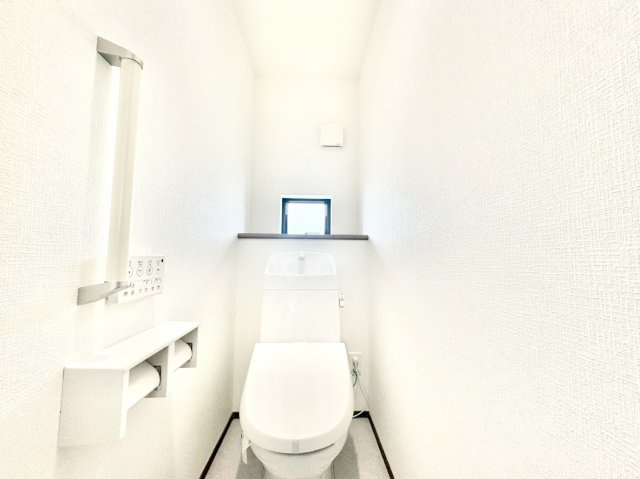 3階部分にも完備された快適な温水洗浄機能付きトイレです。朝の慌ただしい時間帯や夜中に、わざわざ階段を上り下りする手間が省けて非常に便利。家族みんなの毎日を快適にする嬉しい間取り設計です。