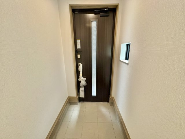 横幅も奥行きも贅沢に確保した、ゆとりある玄関空間です。スタイリッシュな窓から優しい光が入り、お家に入った瞬間から明るい印象を与えます。新生活を気持ちよくスタートできる広々とした仕上がりです。