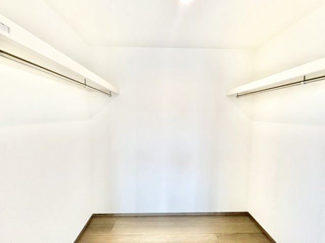 主寝室からスムーズにアクセスできるウォークインクローゼットです。スーツやコートをシワなく大量に掛けられ、足元には衣装ケースも設置可能。衣替えの手間が省け、毎日の身支度がよりスマートになります。