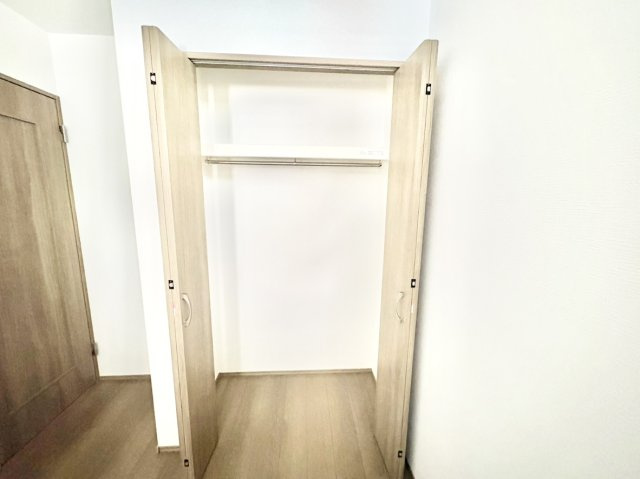 扉が大きく開く折れ戸を採用し、中の荷物が一目で見渡せる便利なクローゼット。お子様でも自分でお洋服や学校の道具を楽しくお片付けしやすい設計です。余計な収納家具を置かずに済むため部屋を広く使えます