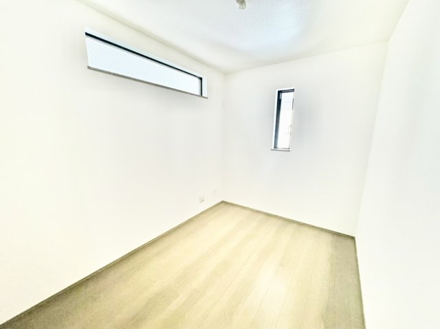 スリット窓が程よいプライベート感を演出する、約4.5帖の納戸です。静かに過ごせる環境のため、寝室としてはもちろん、仕事や趣味に没頭できる独立したお部屋として、ライフスタイルに合わせて活用できます。