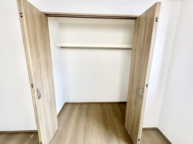 枕棚とハンガーパイプを標準装備した、クローゼットです。お洋服をすっきり収納できるため、ここをお子様のお部屋やゲストルームとして使う際も生活感を隠してスマートな室内をキープできます。