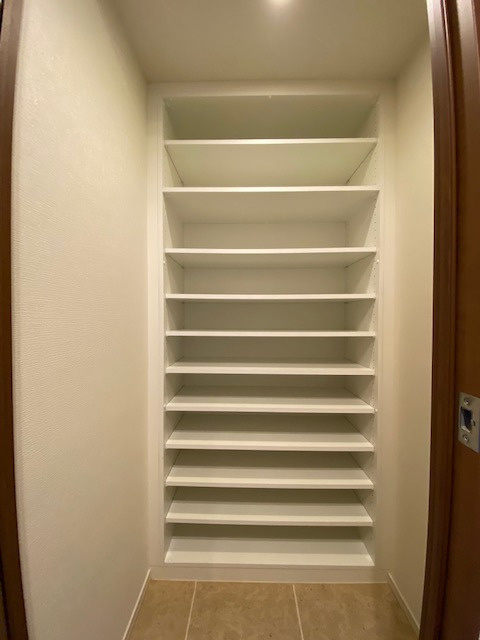 （空室時の写真）シューズインクローゼット／広さもありますので重宝します。