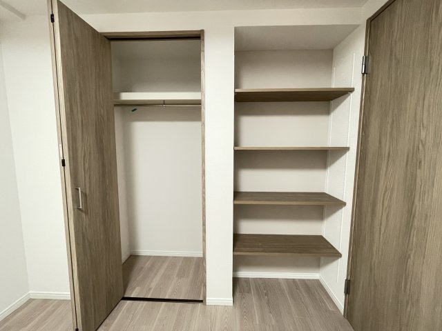 仕切りのあるクローゼットは、収納棚を追加しなくても、綺麗に整理整頓出来ます。　