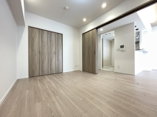 LD横の洋室は、扉を開けて解放感ある空間に。　