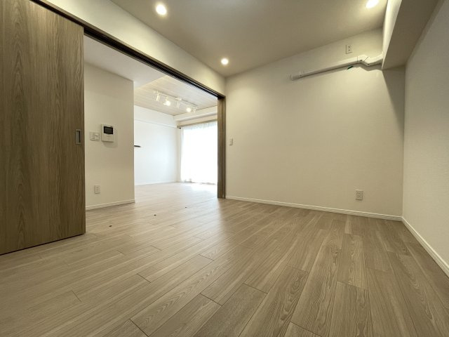 大切なお子さまを見守りやすい引き戸の洋室は、子ども部屋としても。　