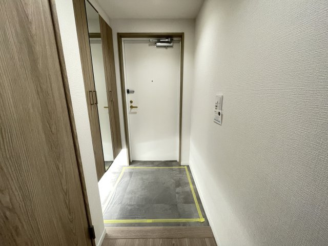 大きな鏡のついた玄関で、お出かけ前の身だしなみチェックもバッチリです。　
