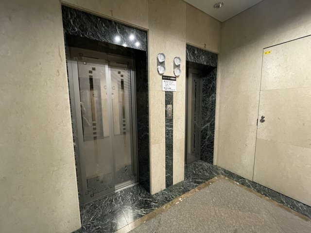 重たい荷物を持っていても、エレベーターがあれば安心です。　