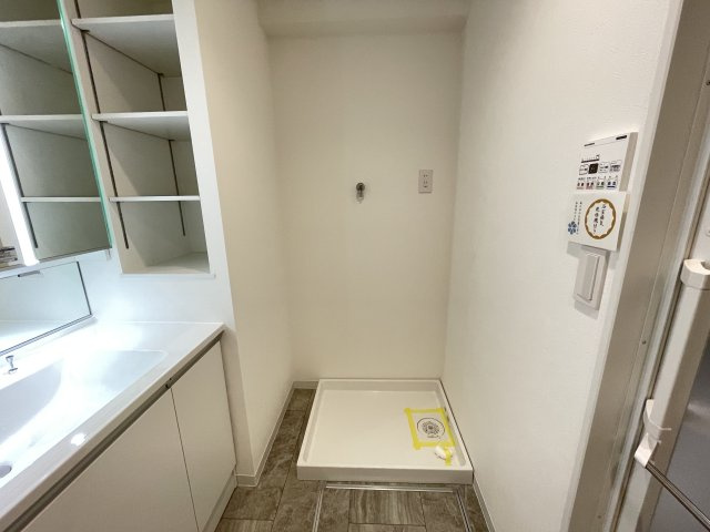 洗濯機置き場の横には可動式の棚もあり、タオルやストックもたっぷり収納出来ます。　