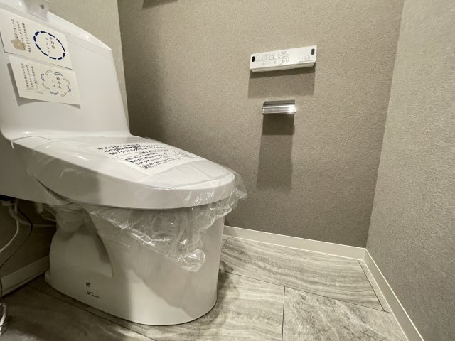 温水洗浄便座付きの清潔感あるトイレは、落ち着いた空間に。　