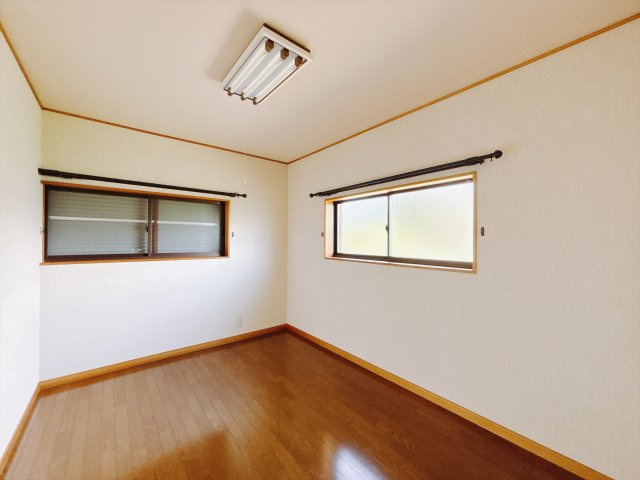 ■洋室｜ナチュラルカラーの床です。模様替えなどとても楽しく工夫できます♪陽当たり、風通しもとても良いので毎日快適な生活スタートです！子供部屋にも良いですね♪