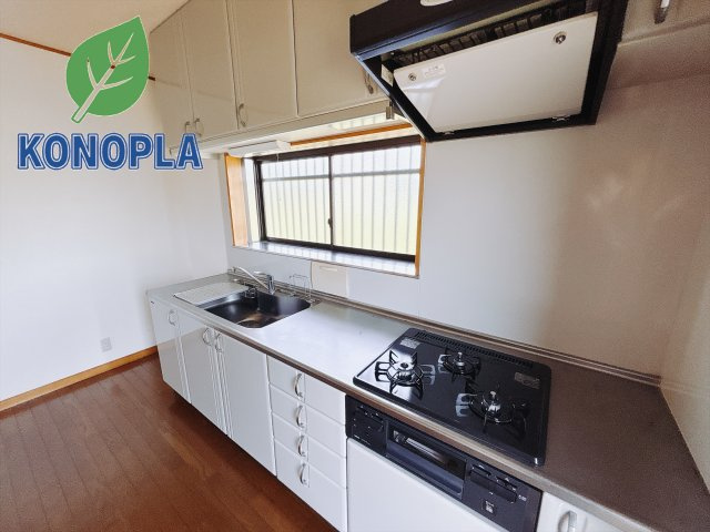■キッチン｜ワークトップ下には、圧力鍋やパスタ鍋などのかさばる調理器具もラクラク収納可能なスライド収納！ものが溢れがちなキッチン回りもスッキリきれいに管理ができます♪