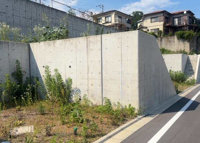 土地の形が極端に長細かったり、狭小地、あるいは道路との高低差がある傾斜地だった場合、後々売ろうとしても買い手がつかない場合もあります。後々、売却することになった時に価値の下がらない土地を選びましょう。