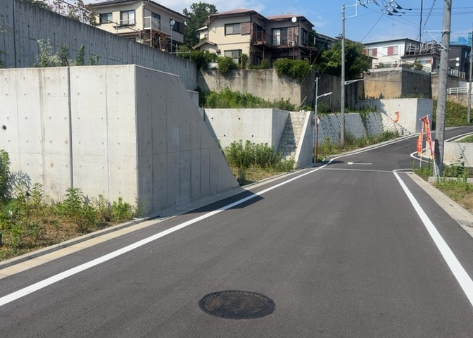 土地の面積＝住宅面積ではありません。建ぺい率の問題などで、土地のある場所によって住宅を建てられる面積は限られています。高さもしかり、「土地」という言葉の中には、建築条件も含まれると考えておきましょう。