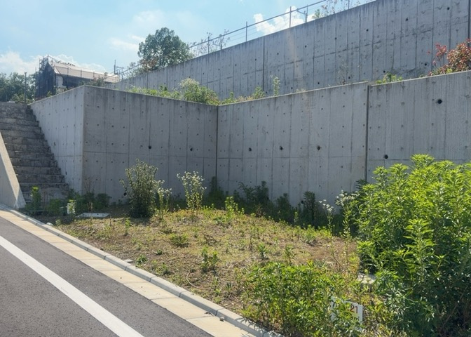現地に行くなら、物件の周囲の地形がどうなっているかを見ることも大切です。周辺より低くなっている土地では、大雨などで水が集まりやすいため、地盤が弱くなっているということも考えられるため、注意が必要です。