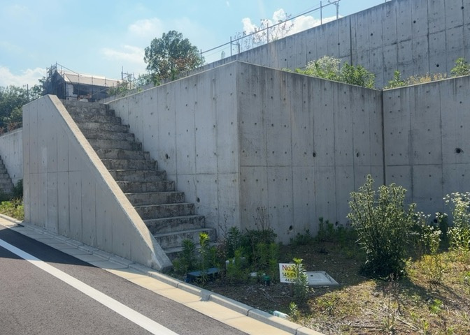 隣家の土地はどうなっているのか、生活利便施設が近くにあるのか、学校まで近いかなど、お客様のライフスタイルにあわせたイメージが重要です。また、近くにあると困る施設が近くにないかも確認するといいでしょう。
