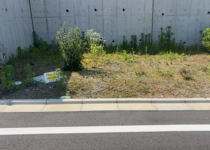 土地購入を検討されている場合、境界杭がない状態で購入してしまうと境界確定測量をする必要があり、費用がかかります。購入の前に、売主、隣土地所有者立ち合いのもと境界を確定し境界杭を設置するのがベストです。
