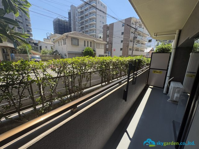 暖かな日差しのふりそそぐバルコニー