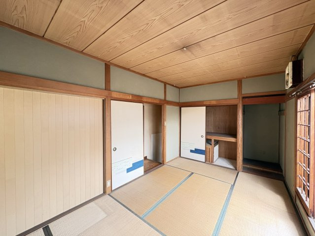 落ち着いた雰囲気の和室は、畳のやわらかな質感が心地よいくつろぎの空間です。押入収納が備えられているため、布団や季節用品などをすっきり収納できます。客間や寝室としても活用しやすいお部屋です。