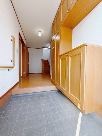■玄関｜毎日の「いってらっしゃい」や「お帰りなさい」を大切なご家族と過ごす玄関は〈使いやすさ〉を追求しております。玄関横の物入は急な来客時でもさっとお片付けできるスペースを確保しています。