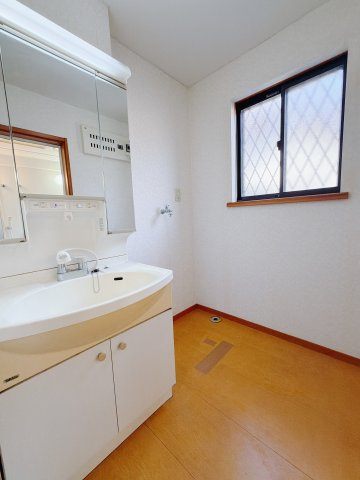 ■洗面室｜大きな鏡で朝の身支度もラクラク♪毎日の忙しい準備が楽しくなる洗面所です(^^♪