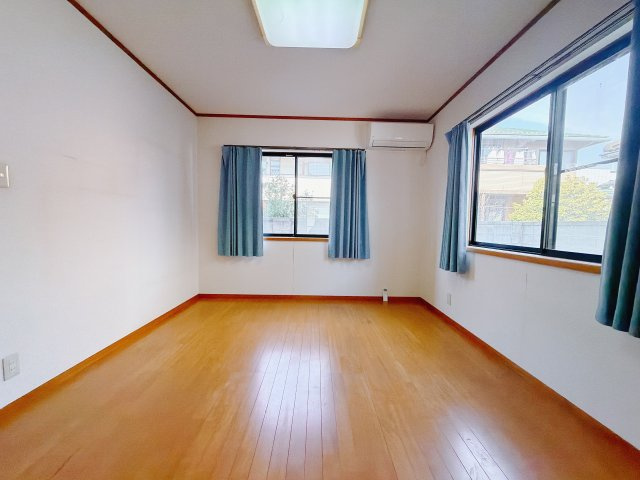 ■洋室｜お子様の一人部屋にピッタリな洋室。木のぬくもりを感じるフローリングは、天然木の味わいが時とともに深みを増していきます。また、傷にも強く、フリーワックスでお手入れもラクラクです♪