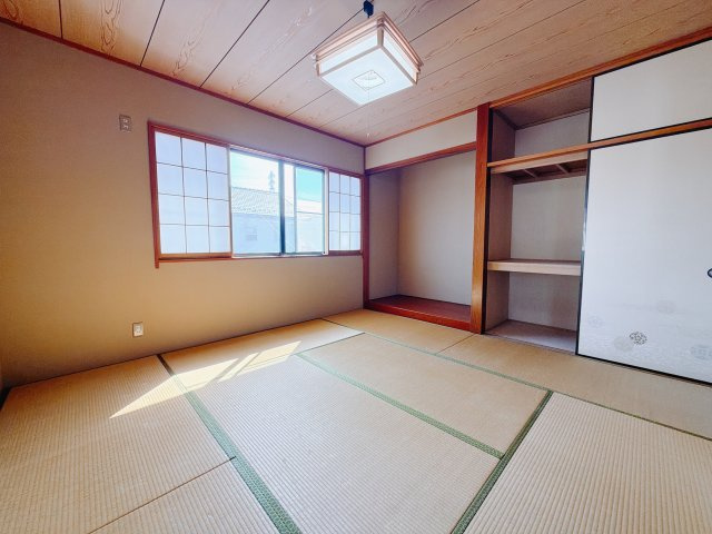 ■和室｜意外と場所をとるアイロンがけや、お洗濯物を畳むときにも広々と使うことができ、ちょっと一休みしたいとき、すぐに横になれるのも魅力です♪