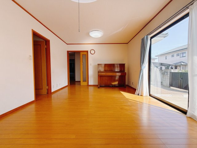 ■リビング｜木製で懐かしさのある家具やアンティーク調の小物に囲まれてレコードを流したり小説を読んだり…そんな心ときめく暮らしをしませんか？