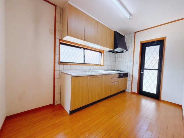 ■キッチン｜ワークトップの幅が広く、お子様といっしょにお料理をつくったり、ちょっとしたパーティーも楽しめます。フラットなのでお掃除がしやすいのもポイントです♪