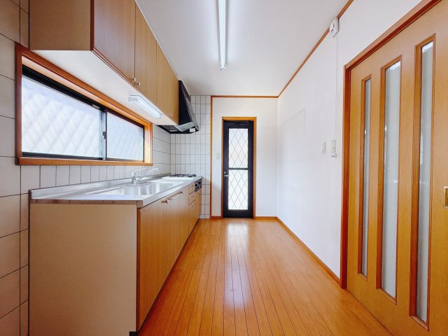 ■キッチン｜ワークトップ下には、圧力鍋やパスタ鍋などのかさばる調理器具もラクラク収納可能なスライド収納！ものが溢れがちなキッチン回りもスッキリきれいに管理ができます♪