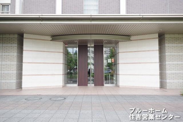 重厚感のあるエントランスです！オートロック付きでセキュリティー面も安心♪