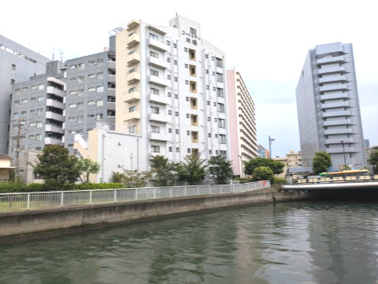 平久川のリバーサイドに佇むホワイトタイル貼りの建物外観（川対岸から）！護岸に緑道がありお散歩も楽しめます！