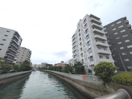 平久川のリバーサイドに佇むホワイトタイル貼りの建物外観（永代通り側から）！護岸に緑道がありお散歩も楽しめます！