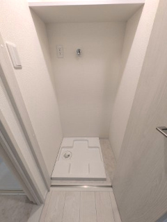 洗濯機置場は扉で隠せるようになっており、洗剤なども収納できるよう棚もあるので、生活感あるものをまとめて隠す事ができます！