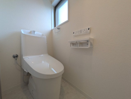 小窓が付いた明るいトイレ！高機能な節水型の洗浄機能付になり、壁にリモコンが設置されております！