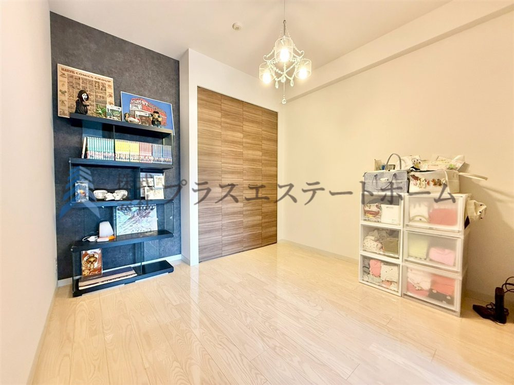木目調のフローリング材でナチュラルな見た目のため暖かく落ち着いた雰囲気のお部屋です♪