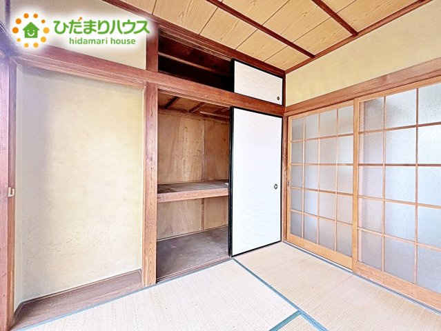 奥行きが広い収納スペースなので、お布団も楽々しまえますね！！