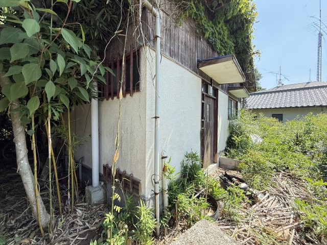 南西側が開けており、敷地全体に光が差し込む明るい環境です。陽当たりを活かして広い庭や家庭菜園、ウッドデッキなどを設ければ快適で開放感ある暮らしが実現できます。建築条件なしのため自由にプランニング可能。