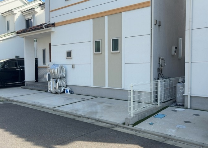 建物の基礎工事の方法は、主流となっているベタ基礎（防湿基礎）と布基礎の2種類に分類され、床下の通気性や耐久性などに違いがあります。建物の基礎部分の構造や付帯設備など詳細については現地でご確認ください。