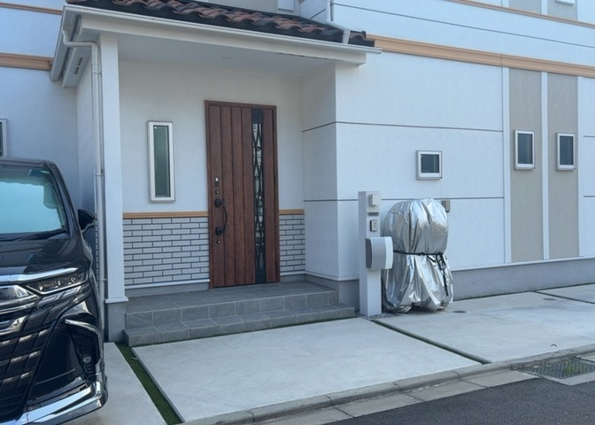 玄関ポーチにおいて最も重視すべきと言っても良いのが広さです。適切な広さの玄関ポーチでないと外見的なバランスは崩れてしまいますし、何より使いにくくなってしまいますので、現地で実際に下見をしてみましょう！