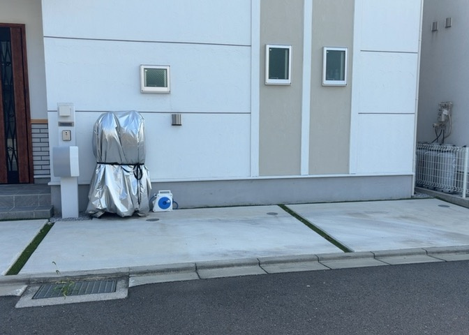 床下換気口は、床下に湿気がこもることを防ぎ、効果的に換気を行うために設置されています。床下換気口が設置されていない建物は、基礎パッキング工法などにより換気を行なっています。詳細は現地でご確認ください。