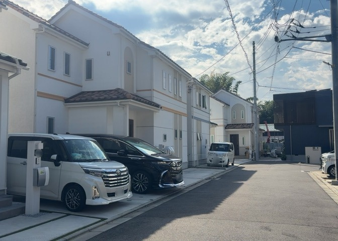 南側道路の場合は長い時間光を入れ込むことができるため、庭やリビングを道路側に持ってくることが多く土地価格も高い傾向にあります。一方北側道路だとリビングや庭が南側になりプライバシーを守ることができます。