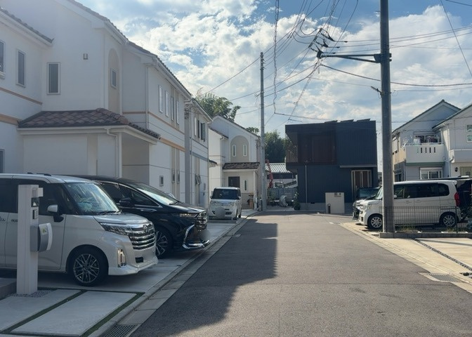 東側道路の場合は居室を南向きに設計しやすいため、朝日が入りやすいというメリットがあります。一方、西側道路も東側同様に居室を南向きに設計しやすいのですが、住宅地だと朝日が入りにくいという弱点があります。