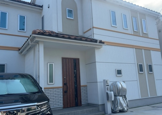 バルコニーは、建物内から室外へ楽に出入りできる便利なスペースです。また、バルコニーには手すりを付けることが義務付けられており、手すりの高さは110cm以上で施工することが建築基準法で定められています。
