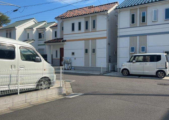 住宅用の土地では前面道路に2m以上接していなければならないと法律で定められています。しかし、お持ちの車のサイズやライフスタイルなどにより、2mでは利便が悪い場合もございますので、事前に確認しましょう。