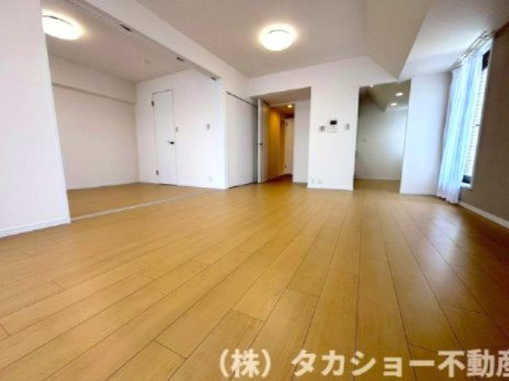 家族が集まるリビングは広々していて明るいです☆彡