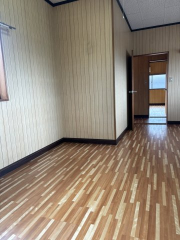 2階洋室約7.5帖：2面採光で通風良好