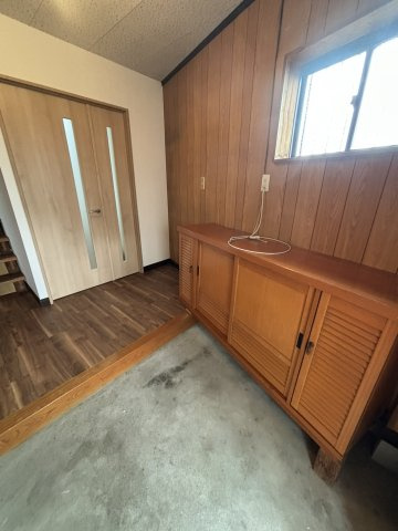 下駄箱付の玄関。履かない靴はこまめに収納すれば、すっきりとした空間を維持できますね。