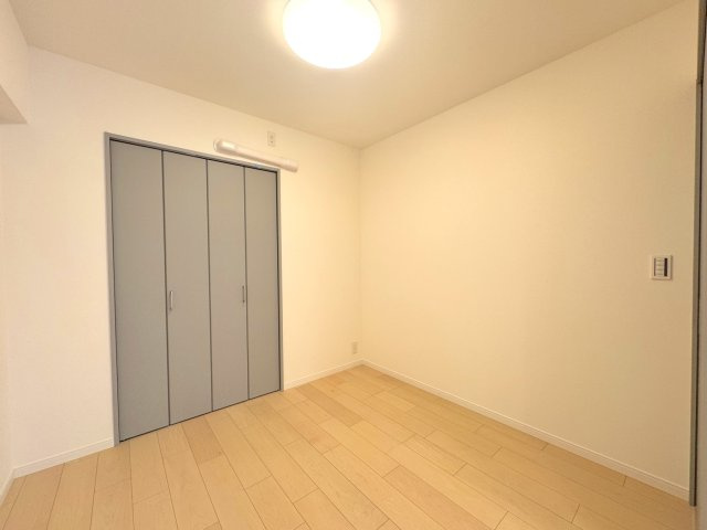 洋室4帖　間取り図左下の部屋　採光がしっかり取れる明るい室内で、ワークスペースや趣味のお部屋にもぴったりです