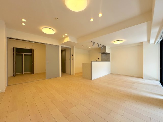 リビング　大きな窓からあたたかな陽光が差し込むリビング。家族が集まる空間にふさわしい、明るく心地よい雰囲気が魅力です。